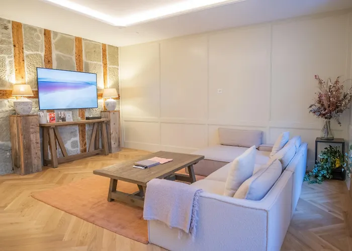 Exklusive Stadtwohnung Mit Innenhofterrasse, Pool Und Sauna