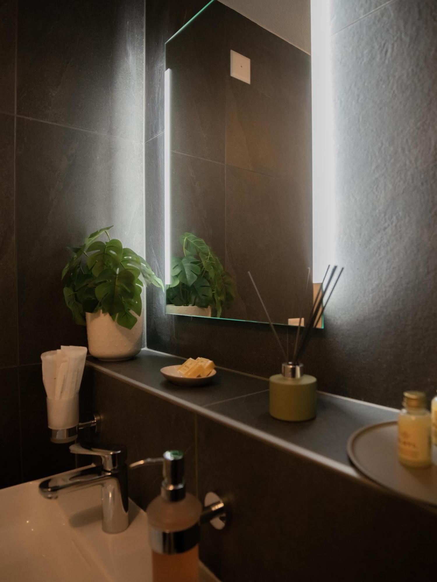 अपार्टमेंट Exklusive Stadtwohnung Mit Innenhofterrasse, Pool Und Sauna *