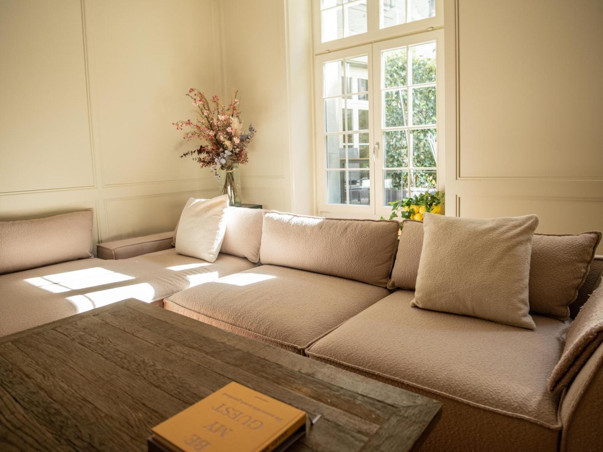 Exklusive Stadtwohnung Mit Innenhofterrasse, Pool Und Sauna Bern